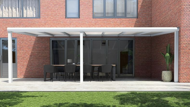 Vista Frontale di una Veranda moderna bianco 9016, dimensioni 7,06 x 2,5 metri con tetto in policarbonato opale. Pergola/Gazebo elegante e resistente alle intemperie, ideale per spazi esterni raffinati e confortevoli, offre protezione UV ed è facile da montare.