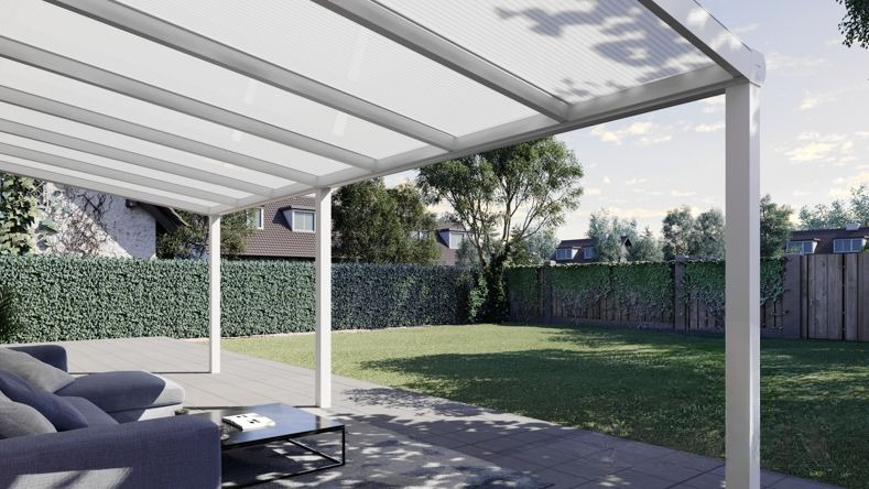 Vista Inferiore di una Veranda moderna bianco 9016, dimensioni 7,06 x 2,5 metri con tetto in policarbonato opale. Pergola/Gazebo elegante e resistente alle intemperie, ideale per spazi esterni raffinati e confortevoli, offre protezione UV ed è facile da montare.