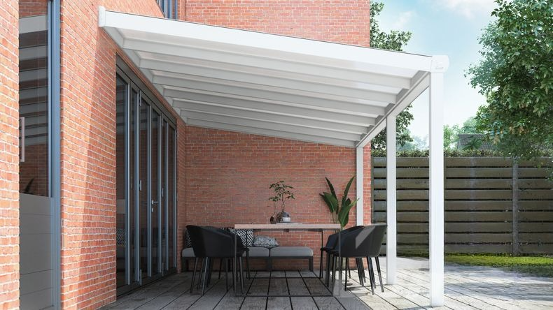 Vista laterale di una Veranda moderna bianco 9016, dimensioni 7,06 x 2,5 metri con tetto in policarbonato opale. Pergola/Gazebo elegante e resistente alle intemperie, ideale per spazi esterni raffinati e confortevoli, offre protezione UV ed è facile da montare.