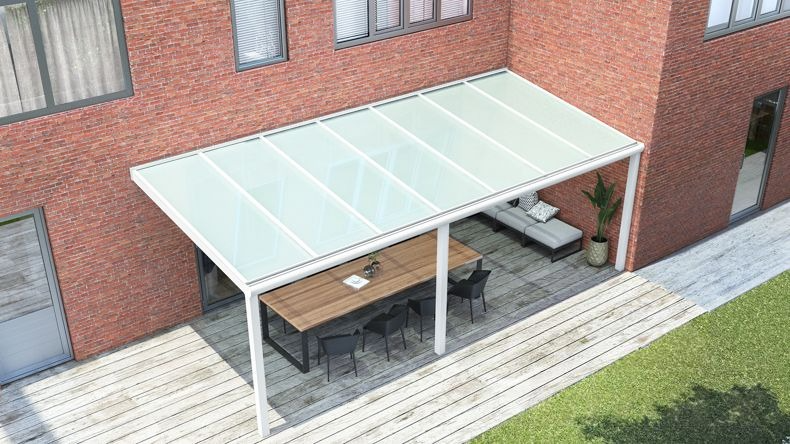 Vista dall'alto di una Veranda moderna bianco 9016, dimensioni 7,06 x 2,5 metri con tetto in vetro opale. Pergola/Gazebo elegante e resistente alle intemperie, ideale per spazi esterni raffinati e confortevoli, offre protezione UV ed è facile da montare.