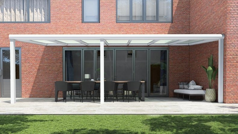 Vista Frontale di una Veranda moderna bianco 9016, dimensioni 7,06 x 2,5 metri con tetto in vetro opale. Pergola/Gazebo elegante e resistente alle intemperie, ideale per spazi esterni raffinati e confortevoli, offre protezione UV ed è facile da montare.