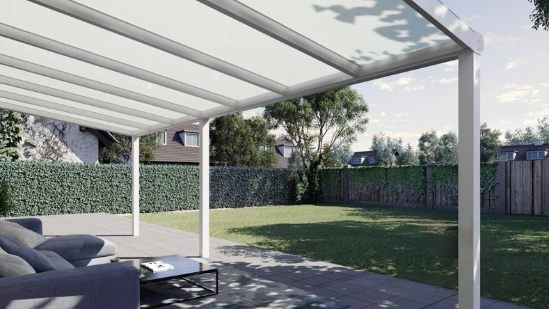 Vista Inferiore di una Veranda moderna bianco 9016, dimensioni 7,06 x 2,5 metri con tetto in vetro opale. Pergola/Gazebo elegante e resistente alle intemperie, ideale per spazi esterni raffinati e confortevoli, offre protezione UV ed è facile da montare.