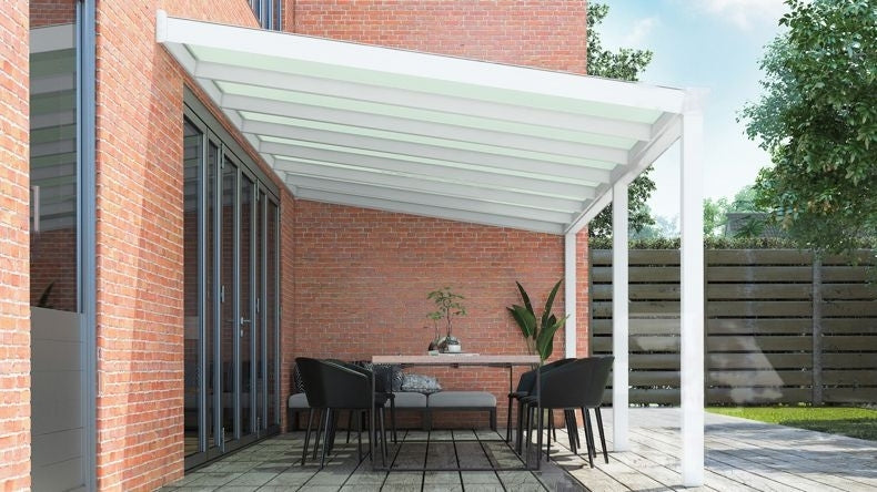 Vista laterale di una Veranda moderna bianco 9016, dimensioni 7,06 x 2,5 metri con tetto in vetro opale. Pergola/Gazebo elegante e resistente alle intemperie, ideale per spazi esterni raffinati e confortevoli, offre protezione UV ed è facile da montare.