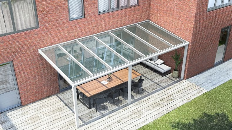 Vista dall'alto di una Veranda moderna bianco 9016, dimensioni 7,06 x 2,5 metri con tetto in vetro trasparente. Pergola/Gazebo elegante e resistente alle intemperie, ideale per spazi esterni raffinati e confortevoli, offre protezione UV ed è facile da montare.