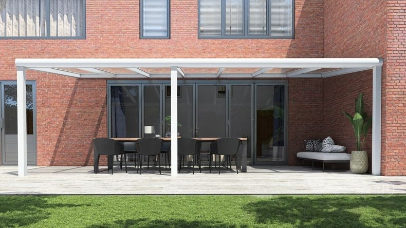 Vista Frontale di una Veranda moderna bianco 9016, dimensioni 7,06 x 2,5 metri con tetto in vetro trasparente. Pergola/Gazebo elegante e resistente alle intemperie, ideale per spazi esterni raffinati e confortevoli, offre protezione UV ed è facile da montare.