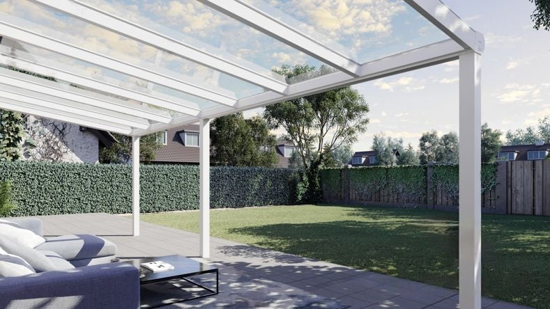 Vista Inferiore di una Veranda moderna bianco 9016, dimensioni 7,06 x 2,5 metri con tetto in vetro trasparente. Pergola/Gazebo elegante e resistente alle intemperie, ideale per spazi esterni raffinati e confortevoli, offre protezione UV ed è facile da montare.