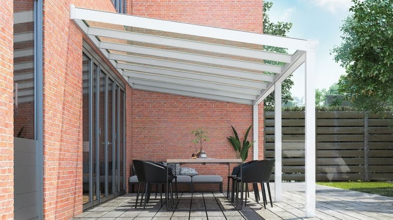 Vista laterale di una Veranda moderna bianco 9016, dimensioni 7,06 x 2,5 metri con tetto in vetro trasparente. Pergola/Gazebo elegante e resistente alle intemperie, ideale per spazi esterni raffinati e confortevoli, offre protezione UV ed è facile da montare.