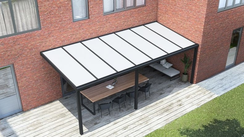 Vista dall'alto di una Veranda moderna nero 9005, dimensioni 7,06 x 2,5 metri con tetto in policarbonato opale. Pergola/Gazebo elegante e resistente alle intemperie, ideale per spazi esterni raffinati e confortevoli, offre protezione UV ed è facile da montare.