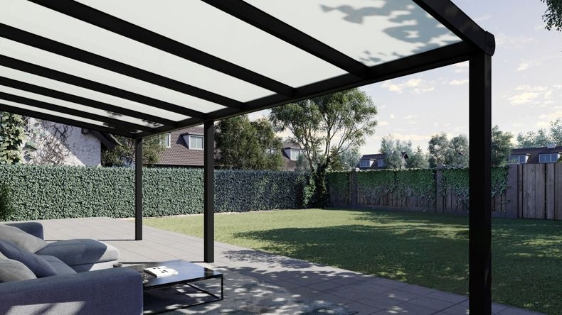 Vista Inferiore di una Veranda moderna nero 9005, dimensioni 7,06 x 2,5 metri con tetto in vetro opale. Pergola/Gazebo elegante e resistente alle intemperie, ideale per spazi esterni raffinati e confortevoli, offre protezione UV ed è facile da montare.