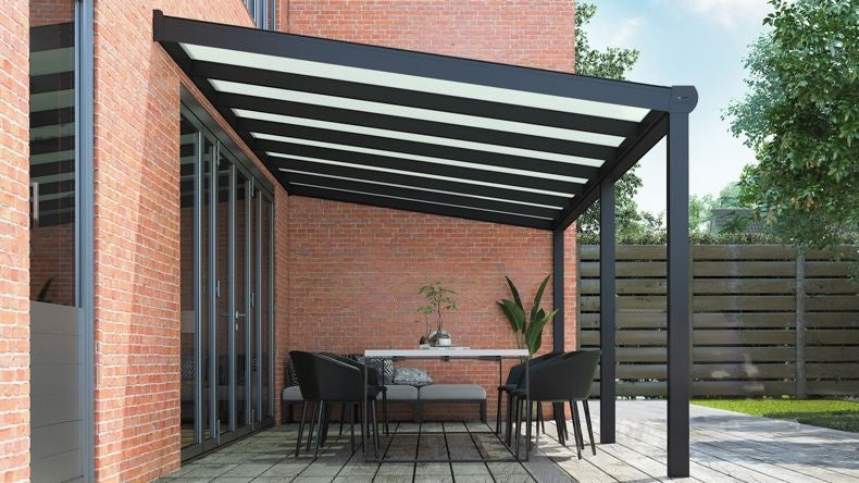 Vista laterale di una Veranda moderna nero 9005, dimensioni 7,06 x 2,5 metri con tetto in vetro opale. Pergola/Gazebo elegante e resistente alle intemperie, ideale per spazi esterni raffinati e confortevoli, offre protezione UV ed è facile da montare.