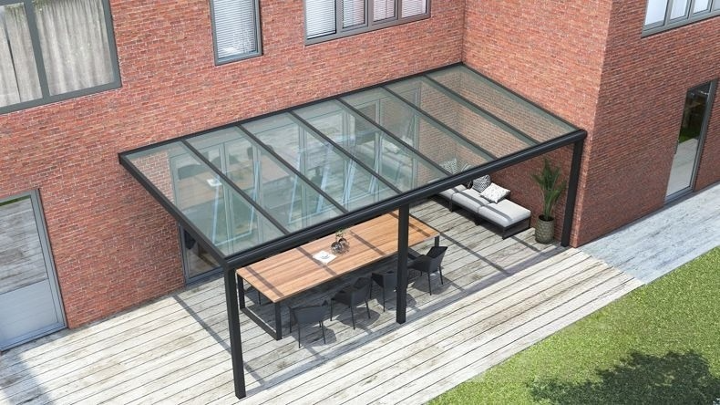 Vista laterale di una Veranda moderna nero 9005, dimensioni 8,06 x 2,5 metri con tetto in vetro trasparente. Pergola/Gazebo elegante e resistente alle intemperie, ideale per spazi esterni raffinati e confortevoli, offre protezione UV ed è facile da montare.