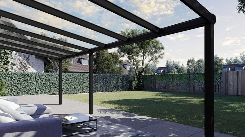 Vista tetto di una Veranda moderna nero 9005, dimensioni 8,06 x 2,5 metri con tetto in vetro trasparente. Pergola/Gazebo elegante e resistente alle intemperie, ideale per spazi esterni raffinati e confortevoli, offre protezione UV ed è facile da montare.