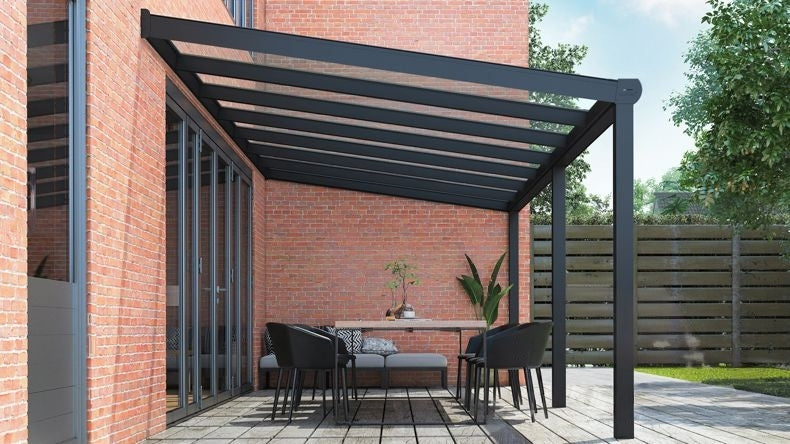 Vista Inferiore di una Veranda moderna nero 9005, dimensioni 8,06 x 2,5 metri con tetto in vetro trasparente. Pergola/Gazebo elegante e resistente alle intemperie, ideale per spazi esterni raffinati e confortevoli, offre protezione UV ed è facile da montare.