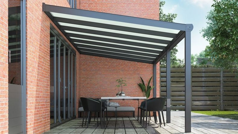 Vista laterale di una Veranda moderna antracite 7016, dimensioni 7,06 x 3,0 metri con tetto in vetro opale. Pergola/Gazebo elegante e resistente alle intemperie, ideale per spazi esterni raffinati e confortevoli, offre protezione UV ed è facile da montare.