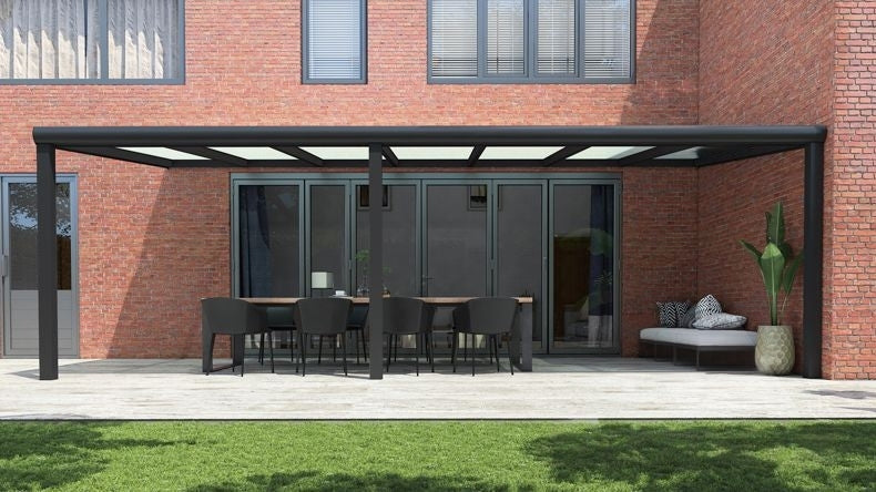 Vista Frontale di una Veranda moderna nero 9005, dimensioni 7,06 x 3,0 metri con tetto in vetro opale. Pergola/Gazebo elegante e resistente alle intemperie, ideale per spazi esterni raffinati e confortevoli, offre protezione UV ed è facile da montare.