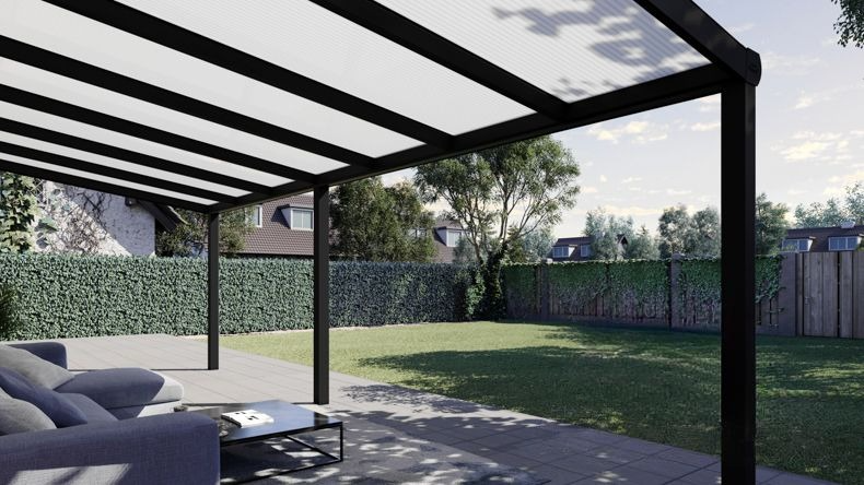 Vista Inferiore di una Veranda moderna nero 9005, dimensioni 7,06 x 3,0 metri con tetto in policarbonato opale. Pergola/Gazebo elegante e resistente alle intemperie, ideale per spazi esterni raffinati e confortevoli, offre protezione UV ed è facile da montare.