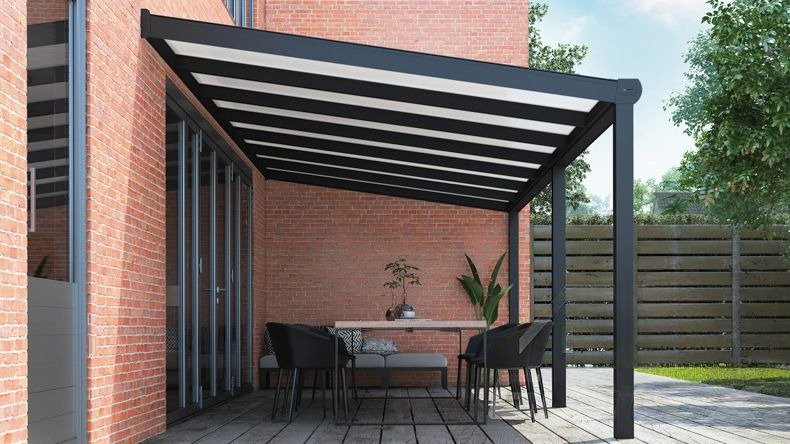 Vista laterale di una Veranda moderna nero 9005, dimensioni 7,06 x 3,0 metri con tetto in policarbonato opale. Pergola/Gazebo elegante e resistente alle intemperie, ideale per spazi esterni raffinati e confortevoli, offre protezione UV ed è facile da montare.