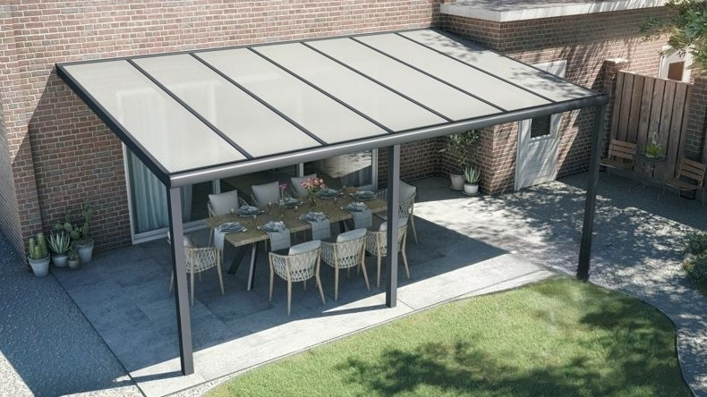 Vista dall'alto di una Veranda moderna antracite 7016, dimensioni 7,06 x 3,5 metri con tetto in policarbonato opale. Pergola/Gazebo elegante e resistente alle intemperie, ideale per spazi esterni raffinati e confortevoli, offre protezione UV ed è facile da montare.