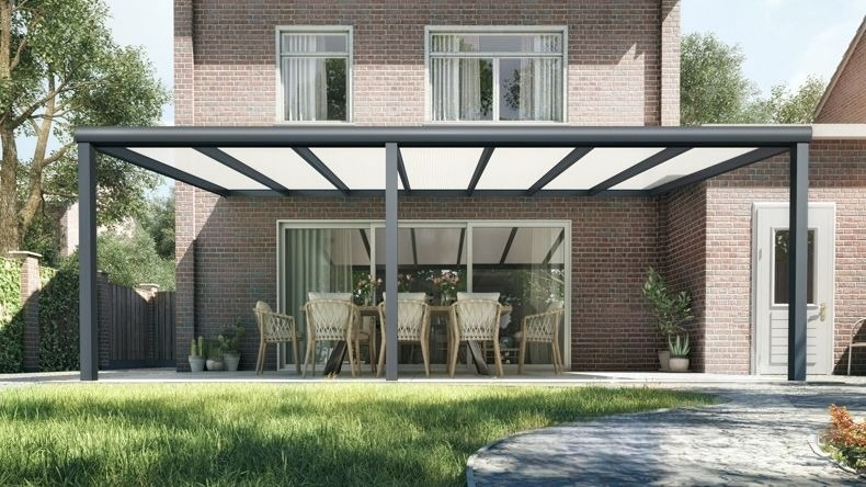 Vista Frontale di una Veranda moderna antracite 7016, dimensioni 7,06 x 3,5 metri con tetto in policarbonato opale. Pergola/Gazebo elegante e resistente alle intemperie, ideale per spazi esterni raffinati e confortevoli, offre protezione UV ed è facile da montare.