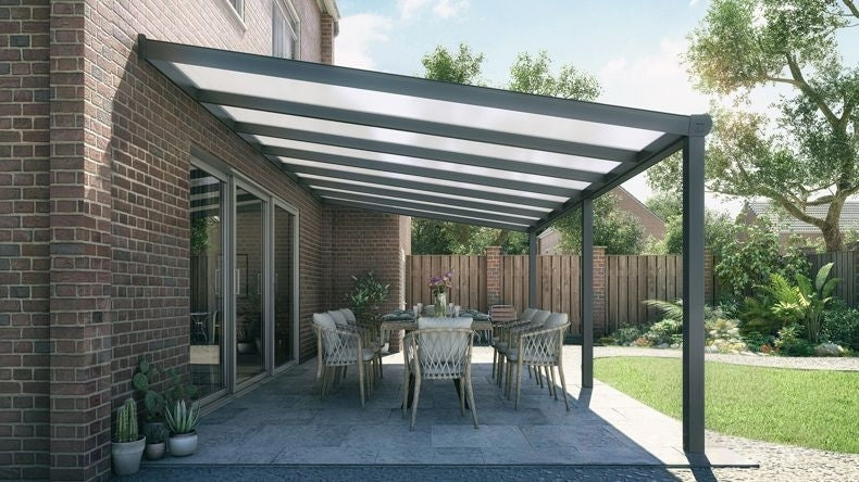 Vista laterale di una Veranda moderna antracite 7016, dimensioni 7,06 x 3,5 metri con tetto in policarbonato opale. Pergola/Gazebo elegante e resistente alle intemperie, ideale per spazi esterni raffinati e confortevoli, offre protezione UV ed è facile da montare.