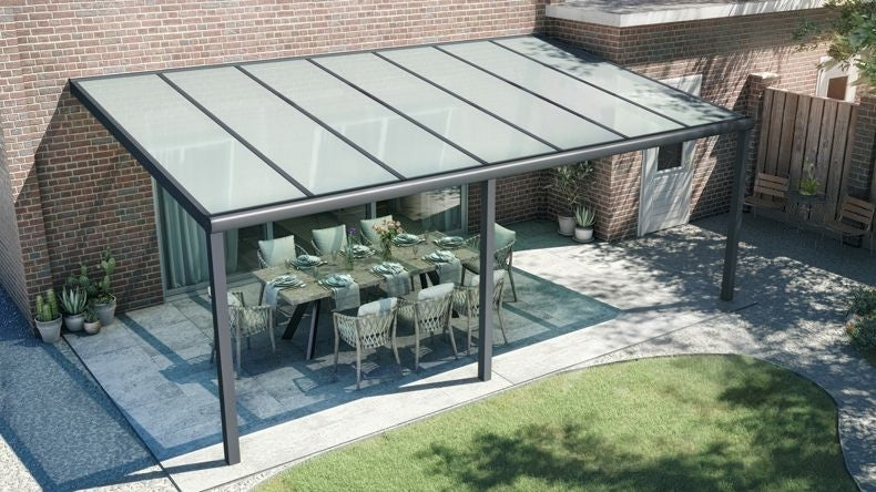 Vista dall'alto di una Veranda moderna antracite 7016, dimensioni 7,06 x 3,5 metri con tetto in vetro opale. Pergola/Gazebo elegante e resistente alle intemperie, ideale per spazi esterni raffinati e confortevoli, offre protezione UV ed è facile da montare.