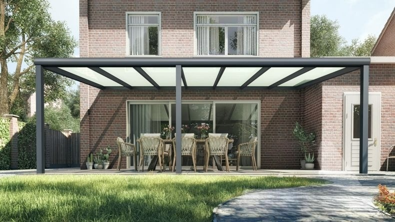 Vista Frontale di una Veranda moderna antracite 7016, dimensioni 7,06 x 3,5 metri con tetto in vetro opale. Pergola/Gazebo elegante e resistente alle intemperie, ideale per spazi esterni raffinati e confortevoli, offre protezione UV ed è facile da montare.