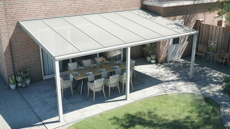 Vista dall'alto di una Veranda moderna bianco 9016, dimensioni 7,06 x 3,5 metri con tetto in policarbonato opale. Pergola/Gazebo elegante e resistente alle intemperie, ideale per spazi esterni raffinati e confortevoli, offre protezione UV ed è facile da montare.