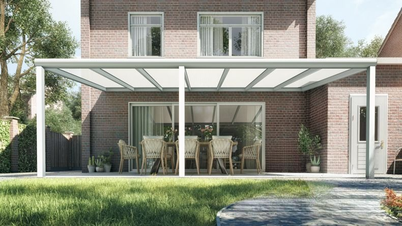 Vista Frontale di una Veranda moderna bianco 9016, dimensioni 7,06 x 3,5 metri con tetto in policarbonato opale. Pergola/Gazebo elegante e resistente alle intemperie, ideale per spazi esterni raffinati e confortevoli, offre protezione UV ed è facile da montare.