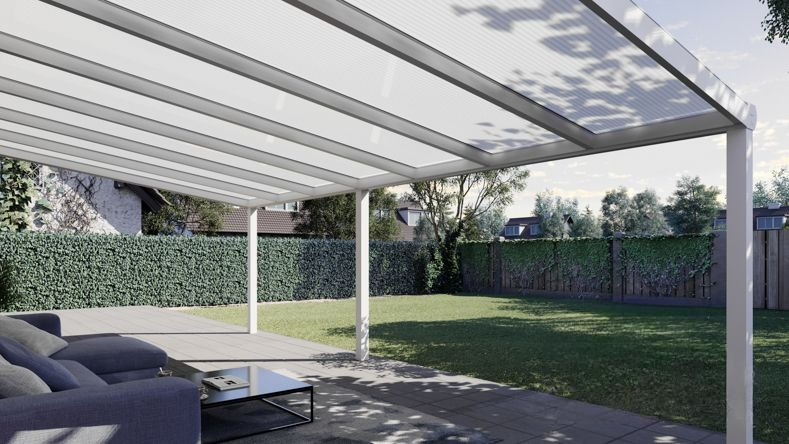 Vista Inferiore di una Veranda moderna bianco 9016, dimensioni 7,06 x 3,5 metri con tetto in policarbonato opale. Pergola/Gazebo elegante e resistente alle intemperie, ideale per spazi esterni raffinati e confortevoli, offre protezione UV ed è facile da montare.