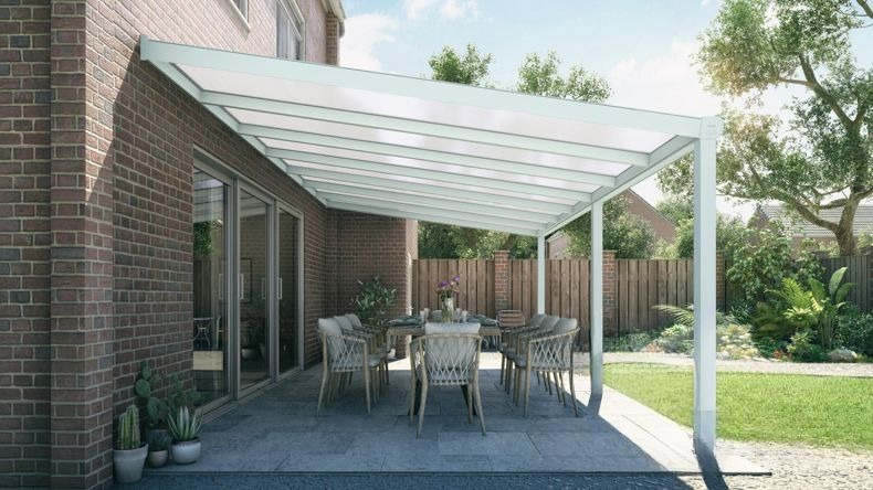 Vista laterale di una Veranda moderna bianco 9016, dimensioni 7,06 x 3,5 metri con tetto in policarbonato opale. Pergola/Gazebo elegante e resistente alle intemperie, ideale per spazi esterni raffinati e confortevoli, offre protezione UV ed è facile da montare.