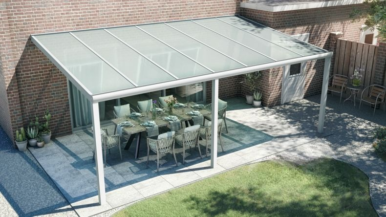 Vista dall'alto di una Veranda moderna bianco 9016, dimensioni 7,06 x 3,5 metri con tetto in vetro opale. Pergola/Gazebo elegante e resistente alle intemperie, ideale per spazi esterni raffinati e confortevoli, offre protezione UV ed è facile da montare.