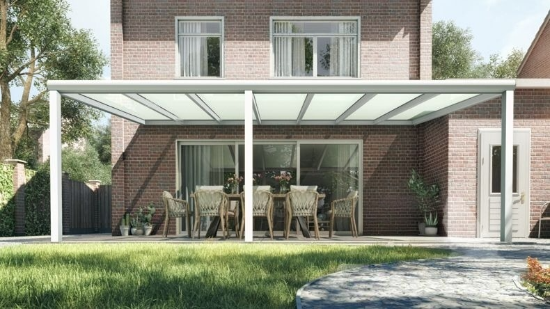 Vista Frontale di una Veranda moderna bianco 9016, dimensioni 7,06 x 3,5 metri con tetto in vetro opale. Pergola/Gazebo elegante e resistente alle intemperie, ideale per spazi esterni raffinati e confortevoli, offre protezione UV ed è facile da montare.