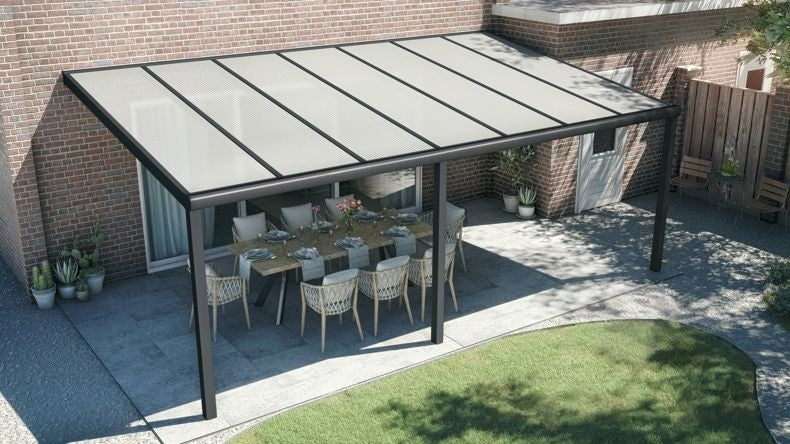 Vista dall'alto di una Veranda moderna nero 9005, dimensioni 7,06 x 3,5 metri con tetto in policarbonato opale. Pergola/Gazebo elegante e resistente alle intemperie, ideale per spazi esterni raffinati e confortevoli, offre protezione UV ed è facile da montare.