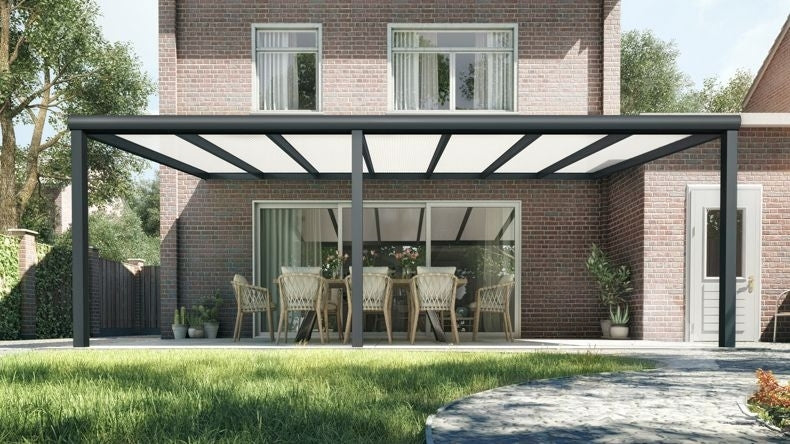 Vista Frontale di una Veranda moderna nero 9005, dimensioni 7,06 x 3,5 metri con tetto in policarbonato opale. Pergola/Gazebo elegante e resistente alle intemperie, ideale per spazi esterni raffinati e confortevoli, offre protezione UV ed è facile da montare.