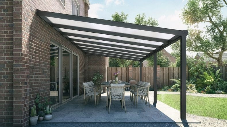 Vista laterale di una Veranda moderna nero 9005, dimensioni 7,06 x 3,5 metri con tetto in policarbonato opale. Pergola/Gazebo elegante e resistente alle intemperie, ideale per spazi esterni raffinati e confortevoli, offre protezione UV ed è facile da montare.