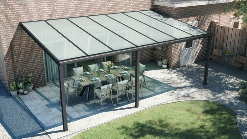 Vista dall'alto di una Veranda moderna nero 9005, dimensioni 7,06 x 3,5 metri con tetto in vetro opale. Pergola/Gazebo elegante e resistente alle intemperie, ideale per spazi esterni raffinati e confortevoli, offre protezione UV ed è facile da montare.