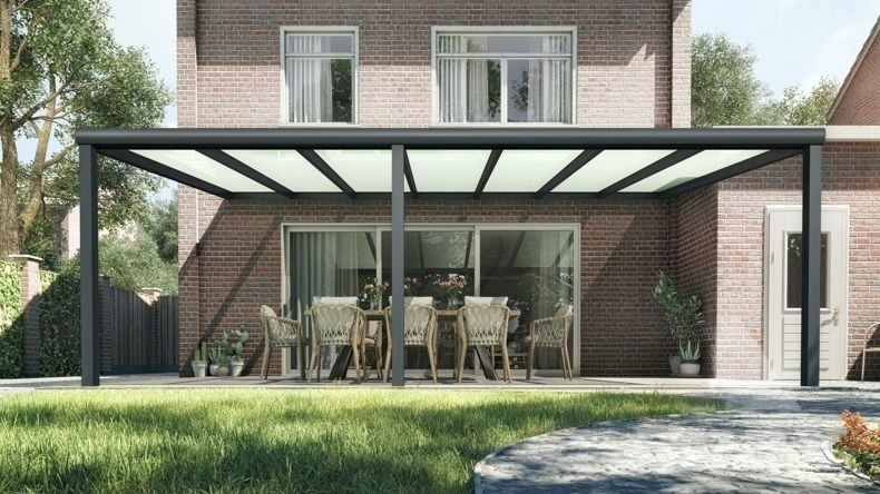 Vista Frontale di una Veranda moderna nero 9005, dimensioni 7,06 x 3,5 metri con tetto in vetro opale. Pergola/Gazebo elegante e resistente alle intemperie, ideale per spazi esterni raffinati e confortevoli, offre protezione UV ed è facile da montare.