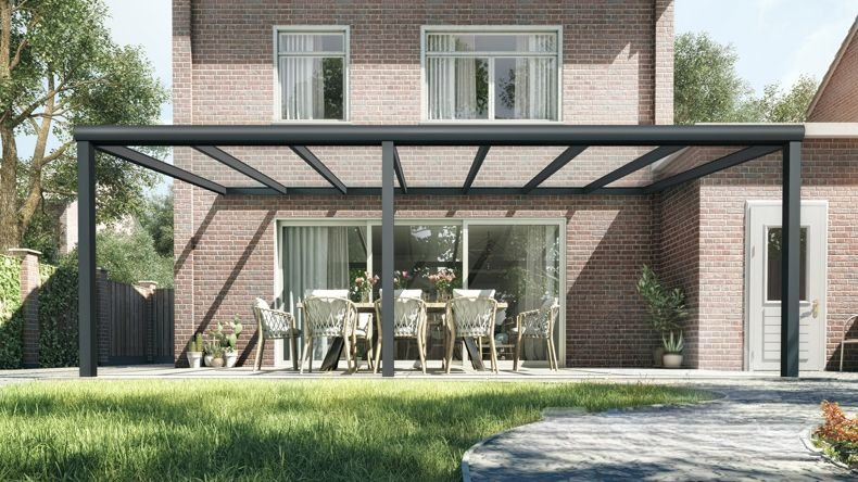 Vista Frontale di una Veranda moderna nero 9005, dimensioni 7,06 x 3,5 metri con tetto in vetro trasparente. Pergola/Gazebo elegante e resistente alle intemperie, ideale per spazi esterni raffinati e confortevoli, offre protezione UV ed è facile da montare.