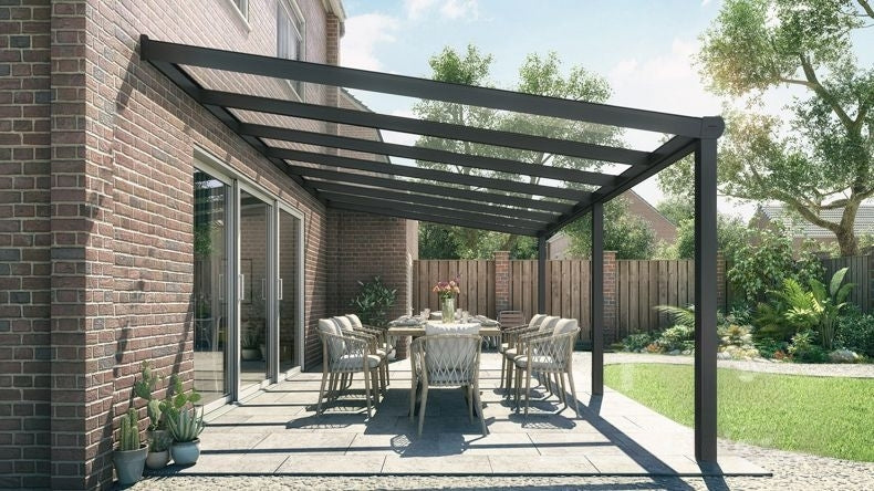 Vista laterale di una Veranda moderna nero 9005, dimensioni 7,06 x 3,5 metri con tetto in vetro trasparente. Pergola/Gazebo elegante e resistente alle intemperie, ideale per spazi esterni raffinati e confortevoli, offre protezione UV ed è facile da montare.