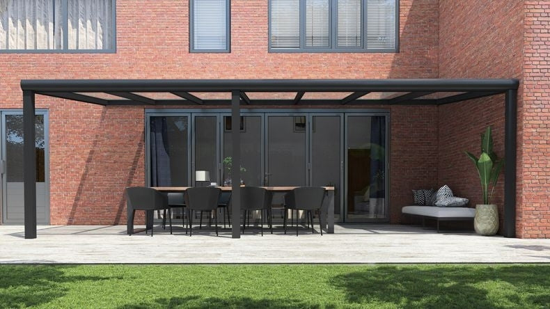 Vista Frontale di una Veranda moderna nero 9005, dimensioni 7,06 x 3,0 metri con tetto in vetro trasparente. Pergola/Gazebo elegante e resistente alle intemperie, ideale per spazi esterni raffinati e confortevoli, offre protezione UV ed è facile da montare.