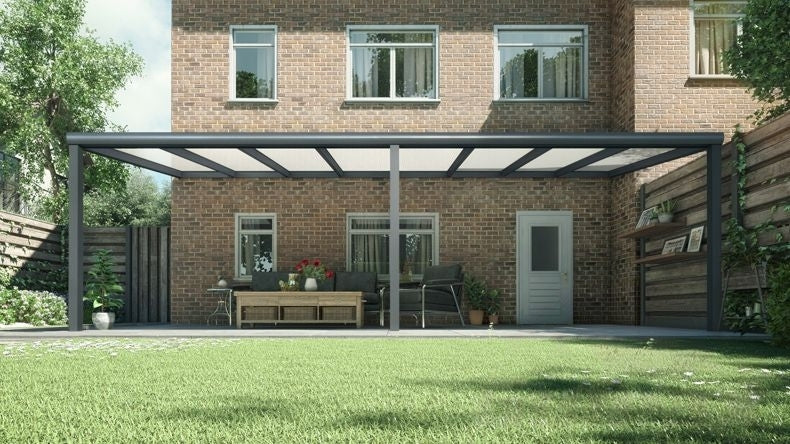 Vista Frontale di una Veranda moderna antracite 7016, dimensioni 8,06 x 2,5 metri con tetto in policarbonato opale. Pergola/Gazebo elegante e resistente alle intemperie, ideale per spazi esterni raffinati e confortevoli, offre protezione UV ed è facile da montare.