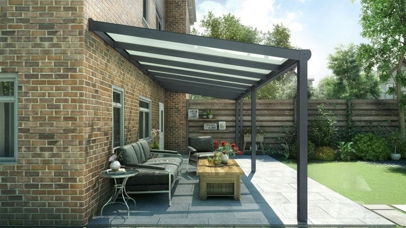 Vista laterale di una Veranda moderna antracite 7016, dimensioni 8,06 x 2,5 metri con tetto in vetro opale. Pergola/Gazebo elegante e resistente alle intemperie, ideale per spazi esterni raffinati e confortevoli, offre protezione UV ed è facile da montare.