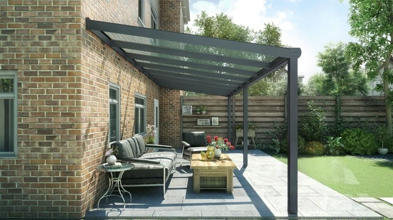 Vista laterale di una Veranda moderna antracite 7016, dimensioni 8,06 x 2,5 metri con tetto in vetro trasparente. Pergola/Gazebo elegante e resistente alle intemperie, ideale per spazi esterni raffinati e confortevoli, offre protezione UV ed è facile da montare.