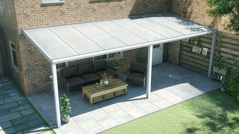 Vista dall'alto di una Veranda moderna bianco 9016, dimensioni 8,06 x 2,5 metri con tetto in policarbonato opale. Pergola/Gazebo elegante e resistente alle intemperie, ideale per spazi esterni raffinati e confortevoli, offre protezione UV ed è facile da montare.