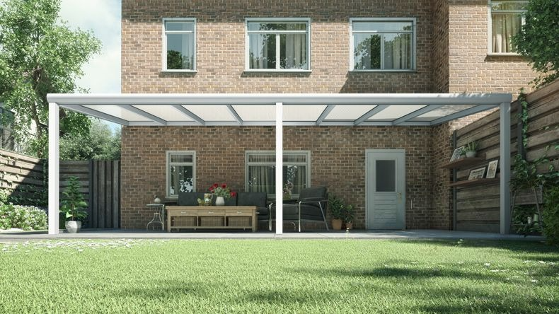 Vista Frontale di una Veranda moderna bianco 9016, dimensioni 8,06 x 2,5 metri con tetto in policarbonato opale. Pergola/Gazebo elegante e resistente alle intemperie, ideale per spazi esterni raffinati e confortevoli, offre protezione UV ed è facile da montare.