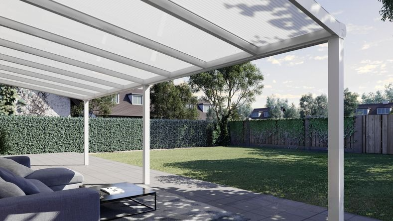 Vista Inferiore di una Veranda moderna bianco 9016, dimensioni 8,06 x 2,5 metri con tetto in policarbonato opale. Pergola/Gazebo elegante e resistente alle intemperie, ideale per spazi esterni raffinati e confortevoli, offre protezione UV ed è facile da montare.