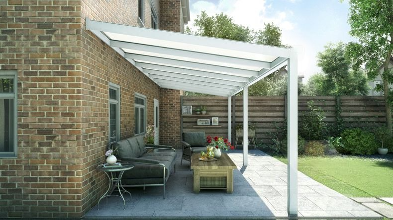 Vista laterale di una Veranda moderna bianco 9016, dimensioni 8,06 x 2,5 metri con tetto in policarbonato opale. Pergola/Gazebo elegante e resistente alle intemperie, ideale per spazi esterni raffinati e confortevoli, offre protezione UV ed è facile da montare.