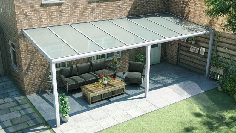 Vista dall'alto di una Veranda moderna bianco 9016, dimensioni 8,06 x 2,5 metri con tetto in vetro opale. Pergola/Gazebo elegante e resistente alle intemperie, ideale per spazi esterni raffinati e confortevoli, offre protezione UV ed è facile da montare.