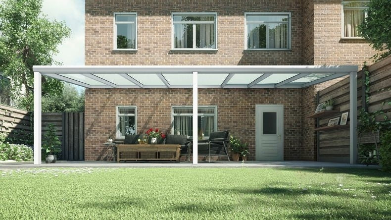 Vista Frontale di una Veranda moderna bianco 9016, dimensioni 8,06 x 2,5 metri con tetto in vetro opale. Pergola/Gazebo elegante e resistente alle intemperie, ideale per spazi esterni raffinati e confortevoli, offre protezione UV ed è facile da montare.