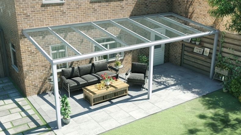 Vista dall'alto di una Veranda moderna bianco 9016, dimensioni 8,06 x 2,5 metri con tetto in vetro trasparente. Pergola/Gazebo elegante e resistente alle intemperie, ideale per spazi esterni raffinati e confortevoli, offre protezione UV ed è facile da montare.